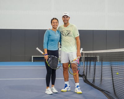 Rafael Nadal (40 años), con la filipina Alexandra Eala (21), formada en su academia.