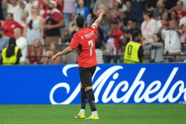 Trezeguet de Egipto celebra el gol del 1-3.