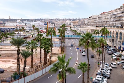 Costa central y el puerto marítimo de la ciudad de Argel. República de Argelia.