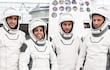 Fotografía del 30 de abril de 2026 cedida por SpaceX donde aparecen los miembros de la tripulación de la misión Crew-13 de izquierda a derecha el cosmonauta ruso de Roscosmos, Sergey Teteryatnikov; los astronautas de la NASA Jessica Watkins y Luke Delaney, y el astronauta de la Agencia Espacial Canadiense (CSA), Joshua Kutryk, posando con sus trajes de presión durante una sesión de entrenamiento previo al vuelo en la sede de la compañía en Hawthorne, California (EE.UU.).