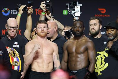 El mexicano Saúl 'Canelo' Álvarez (35 años) y el estadounidense Terence Crawford (37) en la ceremonia de pesaje, en Las Vegas (Estados Unidos).
