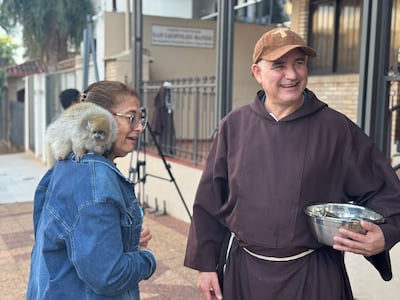 Ka'i cho, el mono que hace 26 años recibe la bendición de los capuchinos.