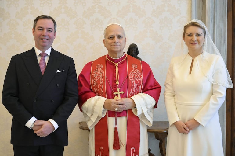 El Papa León XIV se reunió con el Gran Duque Guillermo y la Gran Duquesa Estefanía de Luxemburgo en la Ciudad del Vaticano. (EFE/EPA/VATICAN MEDIA HANDOUT)
