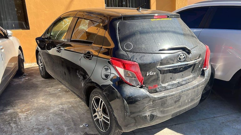 El automóvil Toyota Vitz negro resultó con abolladuras en su parte trasera, tras atropellar a un peatón.