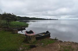 Actividad pesquera de Ayolas en crisis por presencia de algas en el río Paraná.