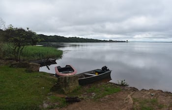 Actividad pesquera de Ayolas en crisis por presencia de algas en el río Paraná.