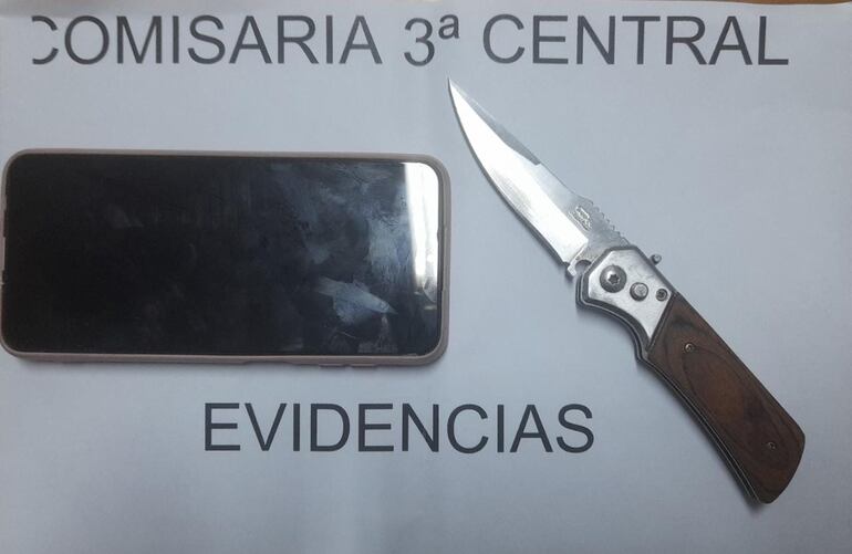 Los efectivos policiales lograron recuperar el celular robado e incautaron el arma blanca utilizada en el hecho.