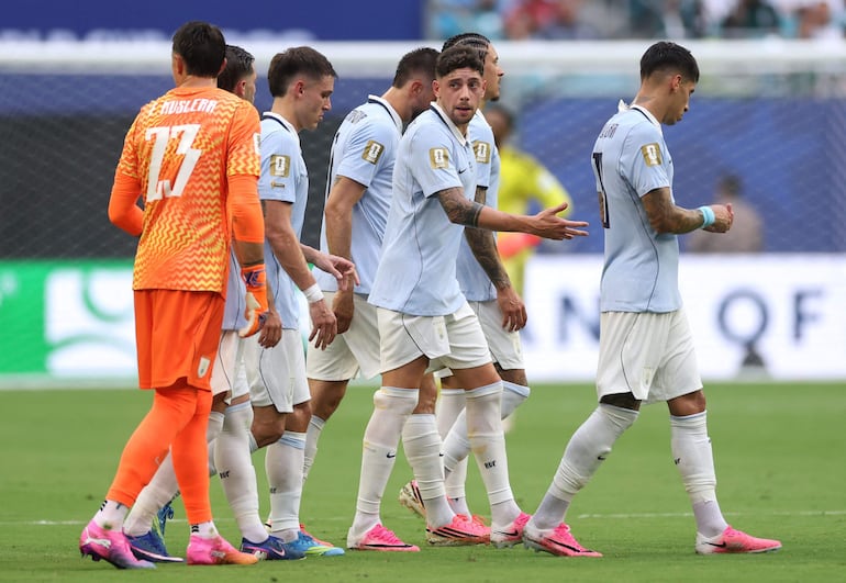 Federico Valverde #8 de Uruguay habla con sus compañeros de equipo durante el partido del Grupo H de la Copa Mundial de la FIFA 2026 entre Arabia Saudita y Uruguay en el Miami Stadium, en Miami, Florida.