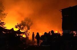 Bomberos combatieron las llamas durante la madrugada de este sábado.