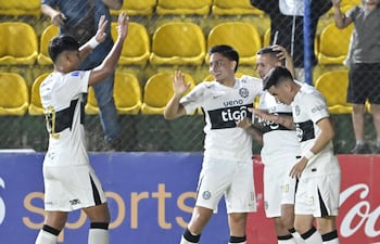 El delantero Derlis González recibe las felicitaciones de Bernardo Romeo Benítez, Víctor Sebastián Quintana y Paulo Riveros, tras marcar el quinto tanto de Olimpia.