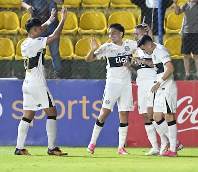 El delantero Derlis González recibe las felicitaciones de Bernardo Romeo Benítez, Víctor Sebastián Quintana y Paulo Riveros, tras marcar el quinto tanto de Olimpia.