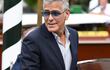 George Clooney llegando al Lido para la ceremonia de apertura del 82º Festival Internacional de Cine de Venecia. (EFE/EPA/ETTORE FERRARI)