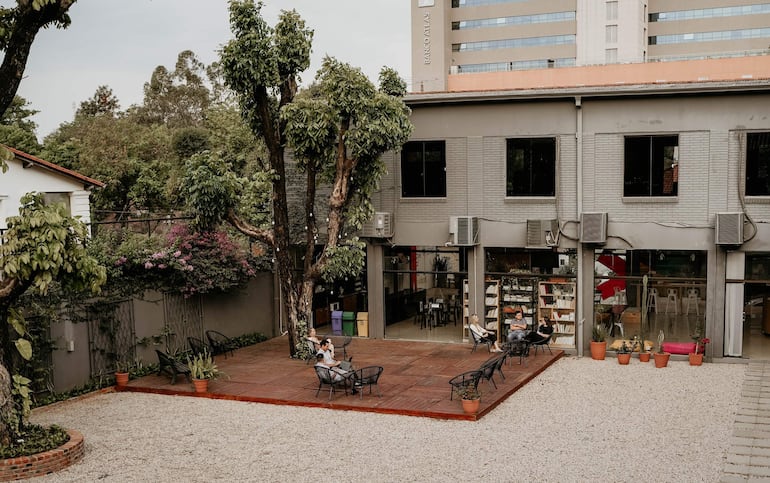 La UCOM cuenta con una sede confortable para los estudiantes.