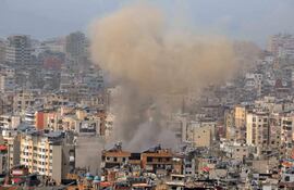 Humo se eleva del sitio de un bombardeo israelí en un suburbio al sur de Beirut, Líbano, este domingo.