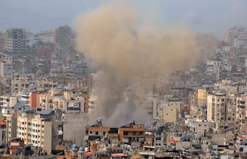 Humo se eleva del sitio de un bombardeo israelí en un suburbio al sur de Beirut, Líbano, este domingo.