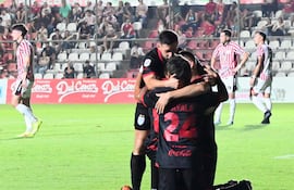 Festejo del segundo tanto de Ameliano, obra de Cristhian Ocampos, quien celebra junto a Luis Ayala y Julio González.