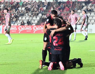 Festejo del segundo tanto de Ameliano, obra de Cristhian Ocampos, quien celebra junto a Luis Ayala y Julio González.