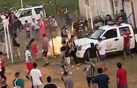 Los hinchas también lanzaron petardos a los uniformados.