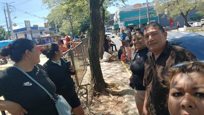 Vendedores ambulantes protestan por vallado de la Nueva Olla para el concierto de Shakira.