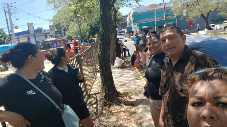 Shakira: “Fuimos estafados”, dicen vendedores ambulantes ante vallado de la Nueva Olla