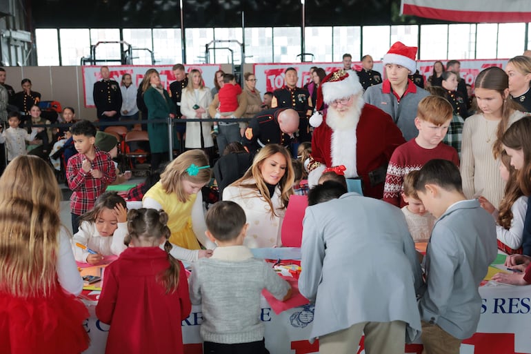 Melania Trump y Papá Noel compartiendo con los niños durante la campana solidaria de Toys for Tots Charity en la Base Quantico. (Anna Moneymaker/Getty Images/AFP)