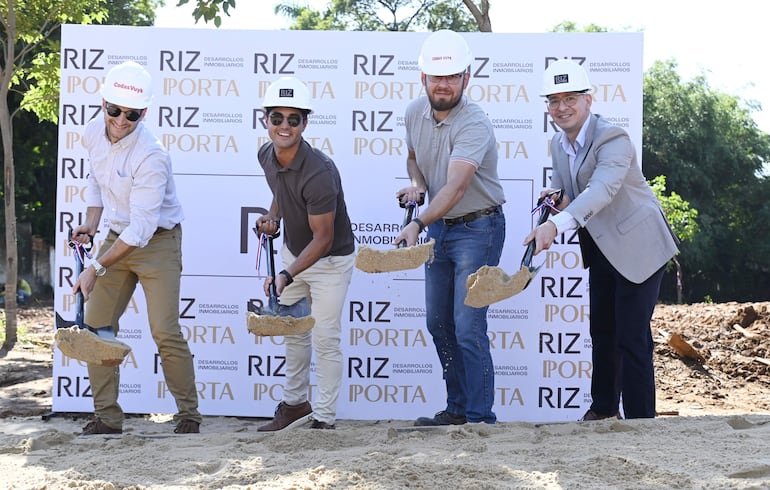 Diego Vuyk, Hugo Ríos, Andrés Ayala y Cristian Arias realizaron la palada inicial del Porta 04 Monte Alto.