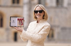 Carey Mulligan posa con su medalla tras ser nombrada Comendadora de la Orden del Imperio Británico. (Andrew Matthews / POOL / AFP)