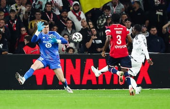El delantero francés del Brest Ibrahim Kanté intenta rematar a puerta ante el portero paraguayo del Lille Orlando Gill durante el partido de fútbol de la L1 francesa entre el Lille LOSC y el Stade Brestois 29 (Brest) en el Stade Pierre-Mauroy en Villeneuve-d'Ascq.