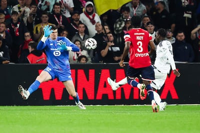 El delantero francés del Brest Ibrahim Kanté intenta rematar a puerta ante el portero paraguayo del Lille Orlando Gill durante el partido de fútbol de la L1 francesa entre el Lille LOSC y el Stade Brestois 29 (Brest) en el Stade Pierre-Mauroy en Villeneuve-d'Ascq.