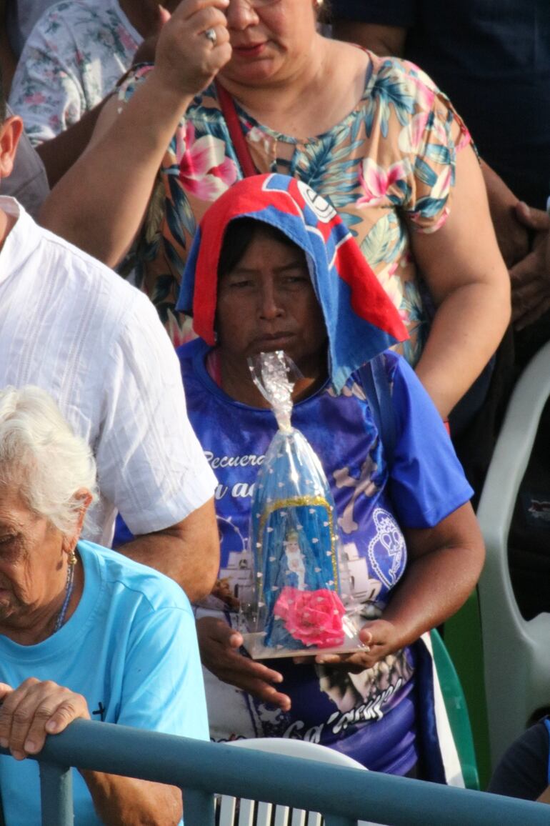 Importante concurrencia de feligreses en la expanda de la basílica de Caacupé.
