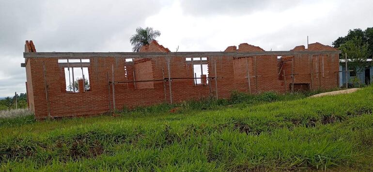 El bloque de tres aulas abandonado por la constructora de Gustavo Renovatio.