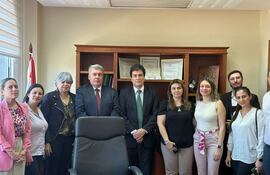 El ministro de la Corte Suprema de Justicia, Gustavo Santander (5to. desde la der.), recibió a vecinos y al defensor del Pueblo, Rafael Avila, para conversar sobre la proliferación de estaciones de servicio.