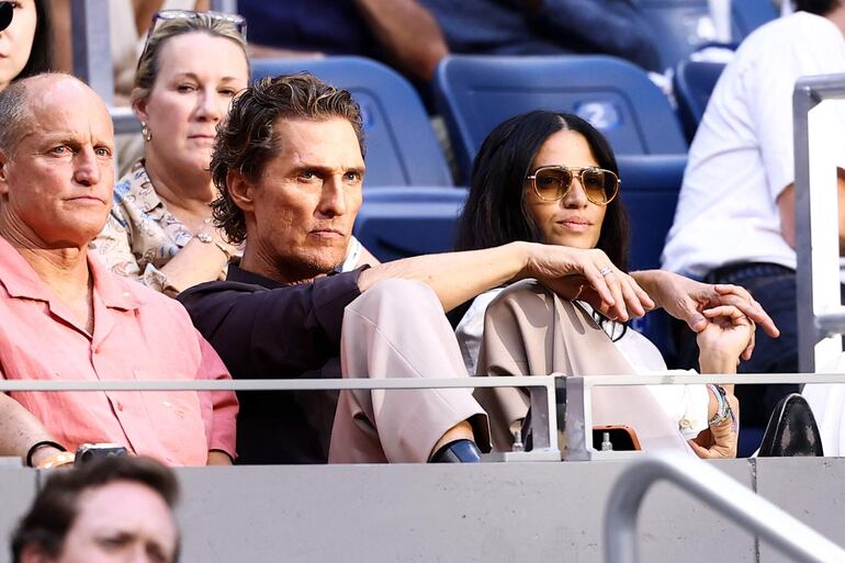Los actores estadounidenses Woody Harrelson y Matthew McConaughey, junto con la esposa de este último, Camila Alves, asistieron al partido de semifinales individuales masculinas entre el alemán Alexander Zverev y el ruso Karen Khachanov, durante la decimotercera jornada del torneo de tenis US Open en el USTA Billie Jean King National Tennis Center. (CHARLY TRIBALLEAU / AFP)