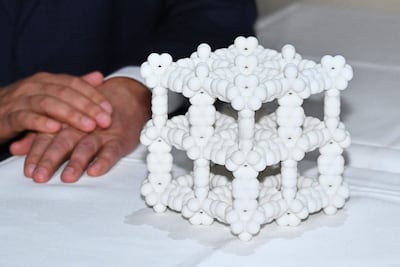 Premio Nobel de Química 2025: el químico estadounidense-jordano Omar M. Yaghi dona un modelo al Museo Nobel en Estocolmo el 6 de diciembre de 2025.