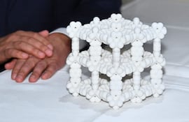 Premio Nobel de Química 2025: el químico estadounidense-jordano Omar M. Yaghi dona un modelo al Museo Nobel en Estocolmo el 6 de diciembre de 2025.