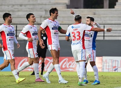 El mediapunta de Nacional, Josué Colmán recibe las felicitaciones de sus compañeros tras anotar de penal el segundo tanto "tricolor" en el triunfo ante Libertad.