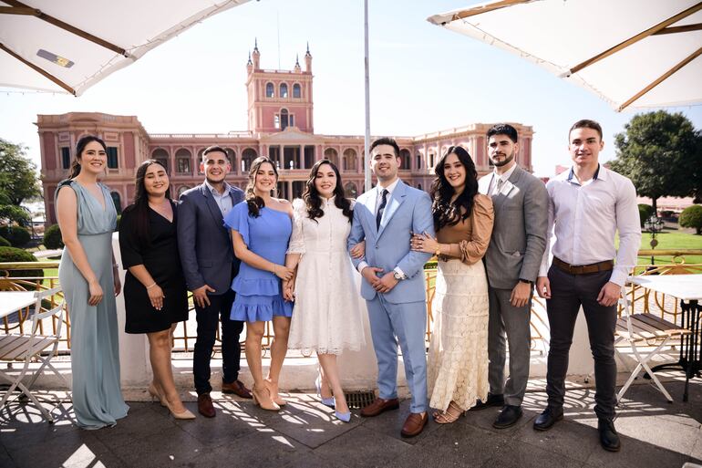 Los novios en compañía de sus amigos y familiares.