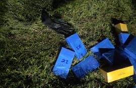 Parte de la carga encontrada en los vehículos abandonados tras el millonario atraco a un depósito alquilado por la DNIT para productos decomisados.