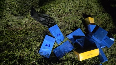 Parte de la carga encontrada en los vehículos abandonados tras el millonario atraco a un depósito alquilado por la DNIT para productos decomisados.
