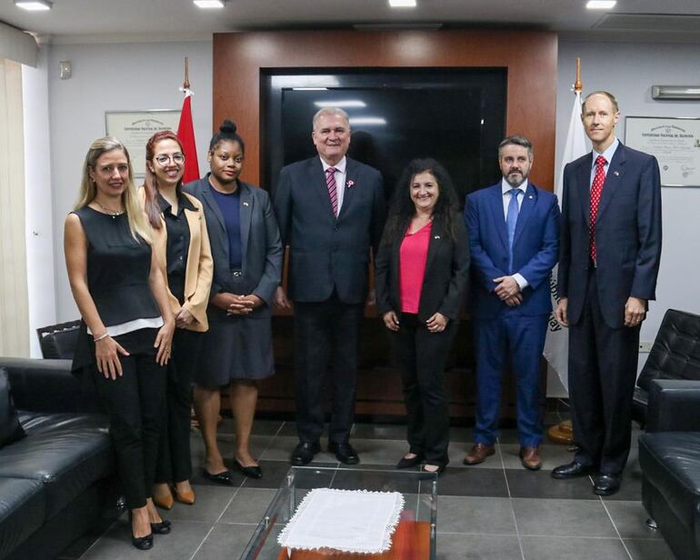 Representantes del Departamento de Justicia de EEUU con el fiscal General del Estado, Emiliano Rolón y el fiscal de asuntos internacionales, Manuel Doldán.