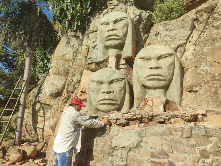 Luego de las quejas el monumento fue devuelto a su color original.
