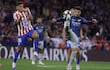 El centrocampista del Arsenal Martín Zubimendi (d) juega un balón ante Nahuel Molina, del Atlético, durante el partido de ida de las semifinales de la Liga de Campeones que Atlético de Madrid y Arsenal FC disputan este miércoles en el estadio Metropolitano. EFE/Juanjo Martín