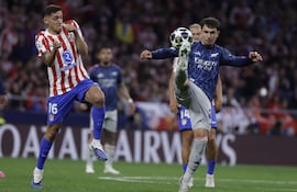 El centrocampista del Arsenal Martín Zubimendi (d) juega un balón ante Nahuel Molina, del Atlético, durante el partido de ida de las semifinales de la Liga de Campeones que Atlético de Madrid y Arsenal FC disputan este miércoles en el estadio Metropolitano. EFE/Juanjo Martín