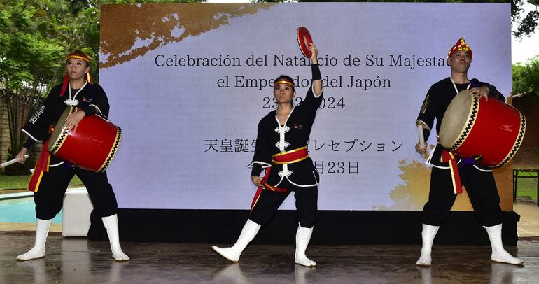 Toda la fuerza y destreza de la cultura okinawense está plasmada en estos bailes.