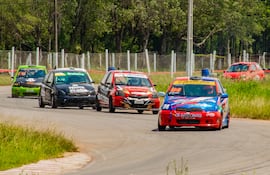 El campeón 2025 Cristian Bobadilla (#64) seguido por Pablo Hahn (#07) y Jorge Modesto (#60).