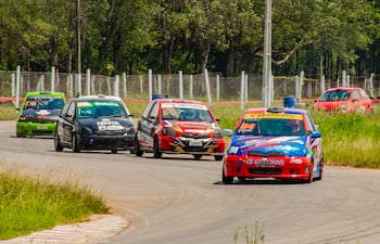 El campeón 2025 Cristian Bobadilla (#64) seguido por Pablo Hahn (#07) y Jorge Modesto (#60).