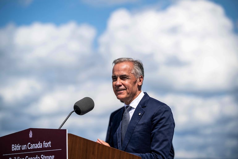 El primer ministro canadiense, Mark Carney, habla sobre la disputa comercial con Estados Unidos en el astillero Davie en Lévis, Quebec (Canadá)