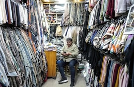 En los próximos años se crearán menos puestos de trabajo. Foto de una tienda en Nayaf, Irak, con su dueño. AFP