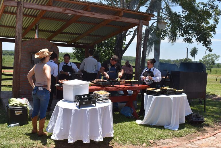 Los organizadores del encuentro ofrecieron asado a la estaca a los visitantes. 
