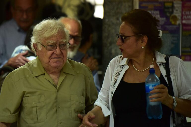 Carlos Arestivo, víctima de tortura por parte de Eusebio Torres, al servicio de la dictadura de Alfredo Stroessner, acompañado de Guillermina Kanonnikoff, luego de testificar en el juicio oral.